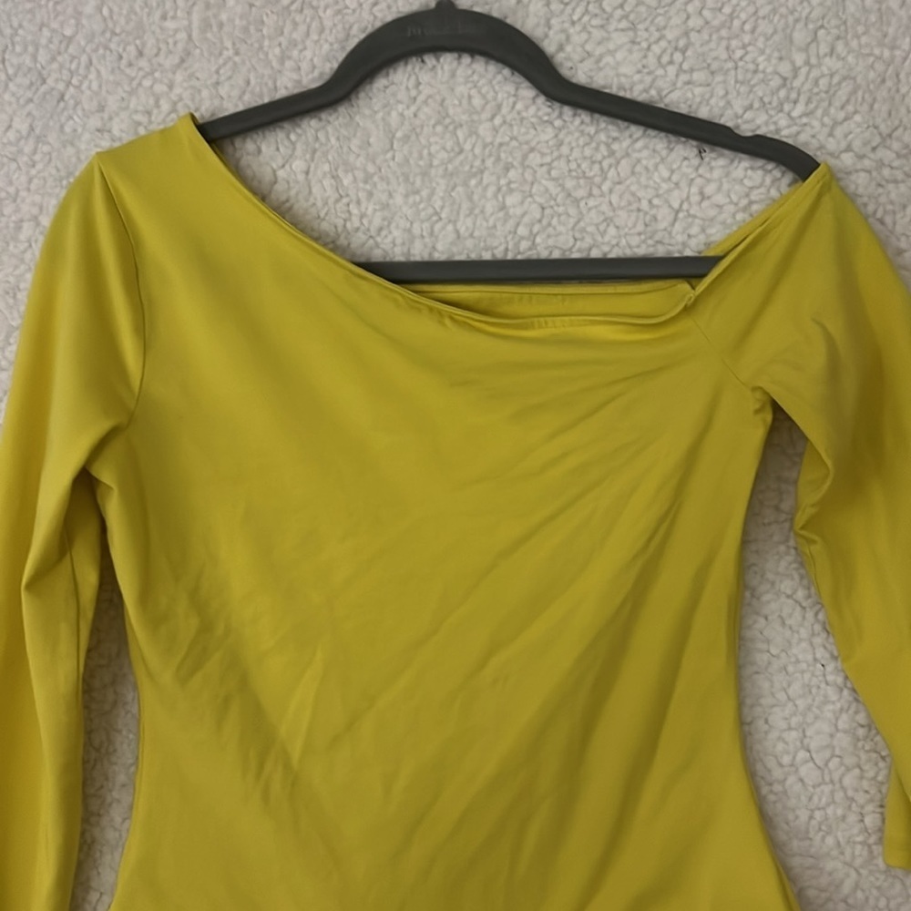 GUESS Los Angeles Yellow Off Shoulder Bodysuit Size M - Picture 2 of 6